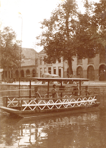 76297 Afbeelding van het overhaalschuitje in de Stadsbuitengracht te Utrecht tussen de Weerdsingel W.Z. en de ...